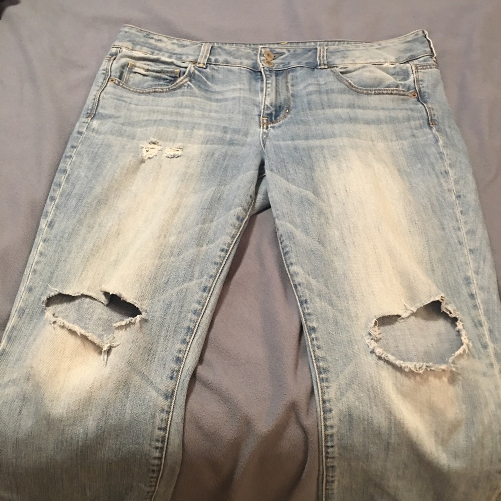 American Eagle Outfitters Distressed crop jeans